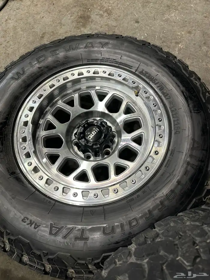 جنوط كي ام سي 6 مسمار فرد f150 مع كفرات نص حجري مقاس17 22