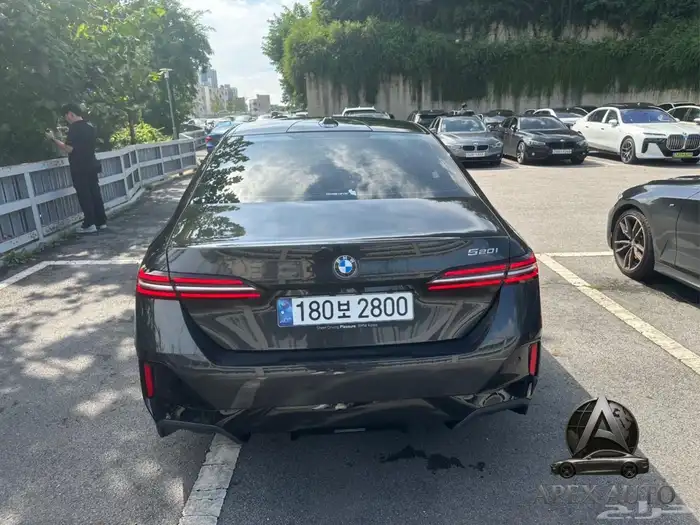 عرض حصري BMW 520 i mKit 2025 داخلي اوف وايت كرستال 3