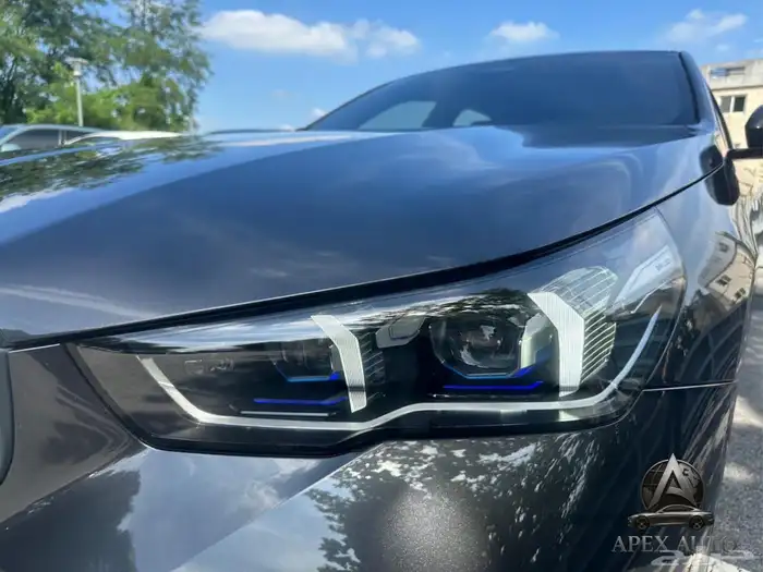 عرض حصري BMW 520 i mKit 2025 داخلي اوف وايت كرستال 8