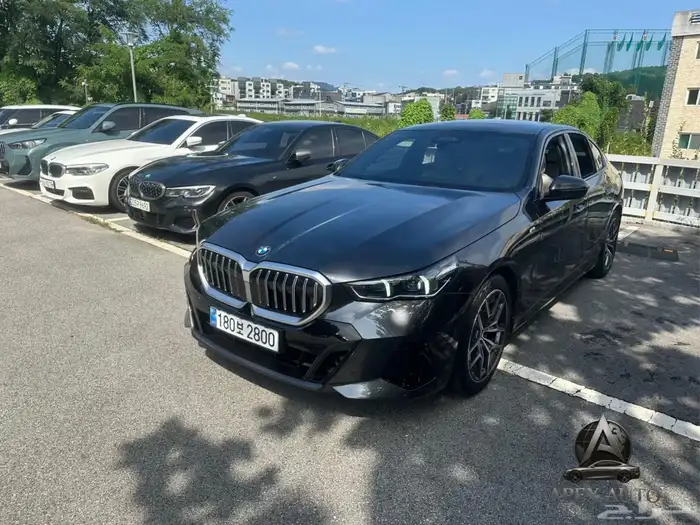 عرض حصري BMW 520 i mKit 2025 داخلي اوف وايت كرستال 1