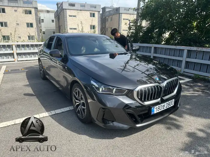 عرض حصري BMW 520 i mKit 2025 داخلي اوف وايت كرستال 0
