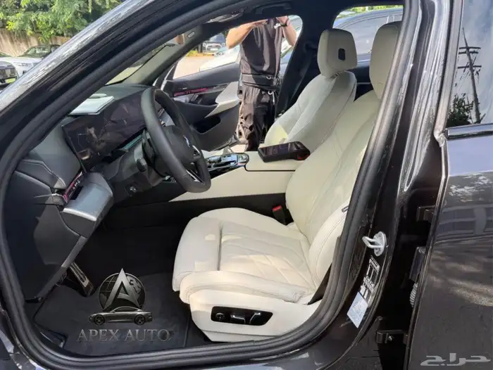 عرض حصري BMW 520 i mKit 2025 داخلي اوف وايت كرستال 13