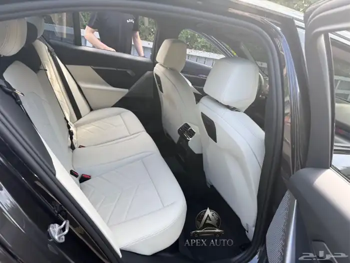 عرض حصري BMW 520 i mKit 2025 داخلي اوف وايت كرستال 14