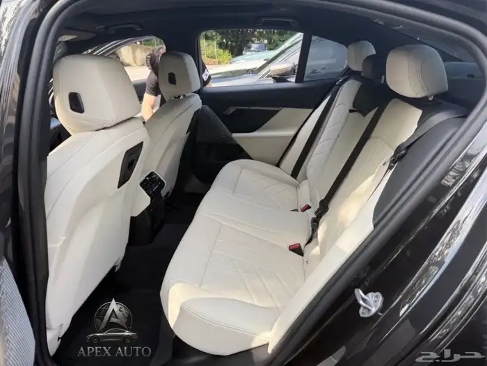 عرض حصري BMW 520 i mKit 2025 داخلي اوف وايت كرستال 27