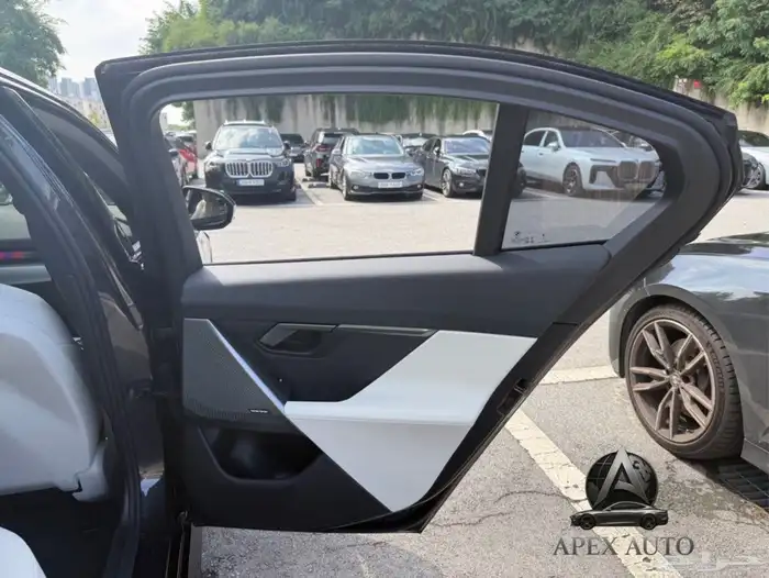 عرض حصري BMW 520 i mKit 2025 داخلي اوف وايت كرستال 19