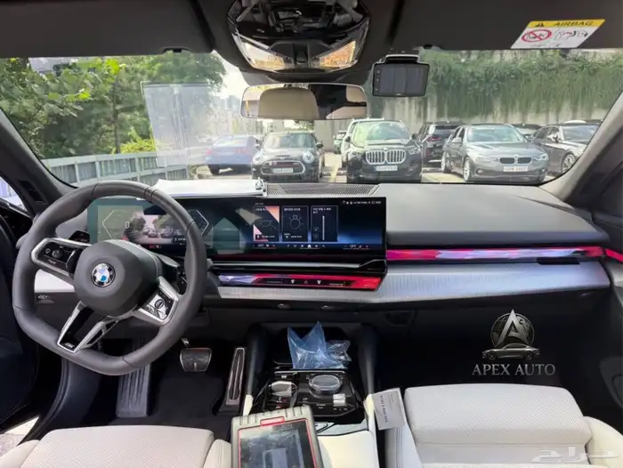 عرض حصري BMW 520 i mKit 2025 داخلي اوف وايت كرستال 11