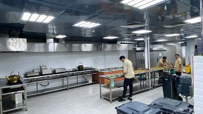 مطعم بكامل معداته 3