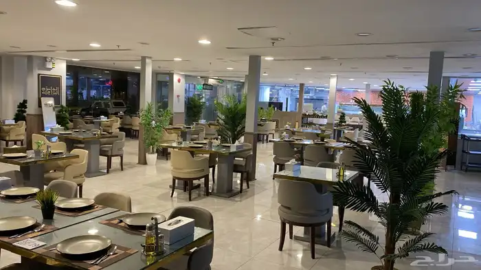 مطعم بكامل معداته 13