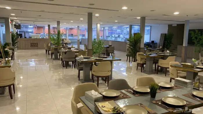 مطعم بكامل معداته 9