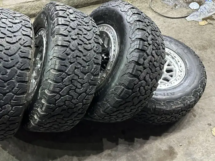 جنوط كي ام سي 6 مسمار فرد f150 مع كفرات نص حجري مقاس17 28