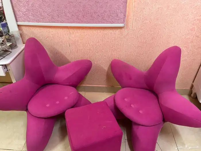 كرسيين على شكل نجمه مع طاولتهم استخدام نظيف 1