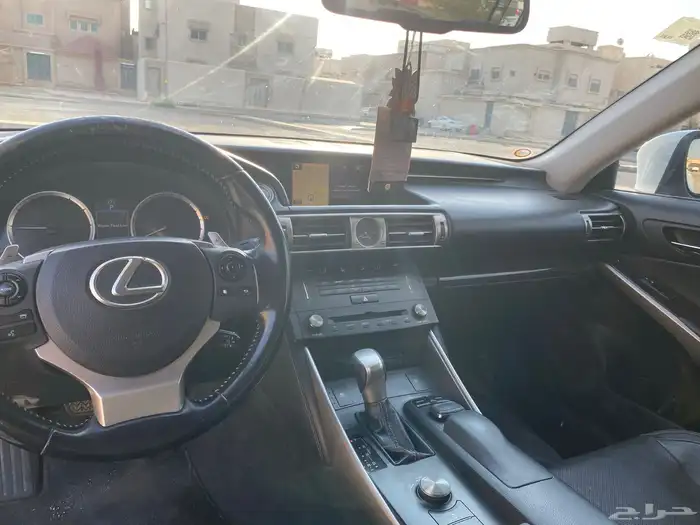 لكزس is350 2015 ماشية 200 الف شرط 10