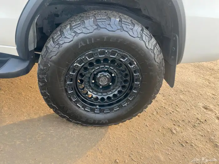 wideway 4 tiers with rhino rim 4months used only وأيد وأي 4 0