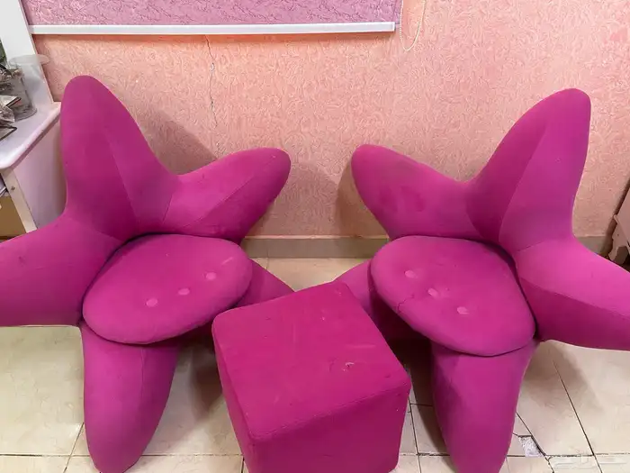 كرسيين على شكل نجمه مع طاولتهم استخدام نظيف 0