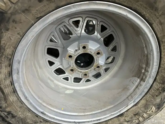 جنوط كي ام سي 6 مسمار فرد f150 مع كفرات نص حجري مقاس17 15