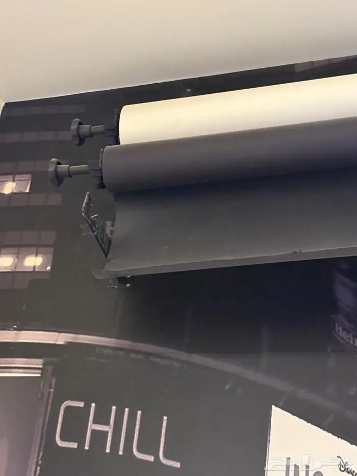 ستاند جداري للتصوير مع رولتين ورق 2