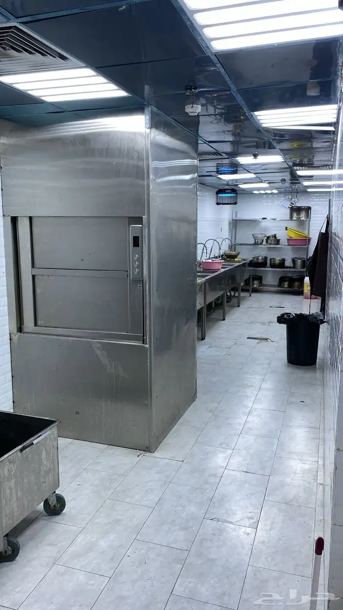 مطعم بكامل معداته 8