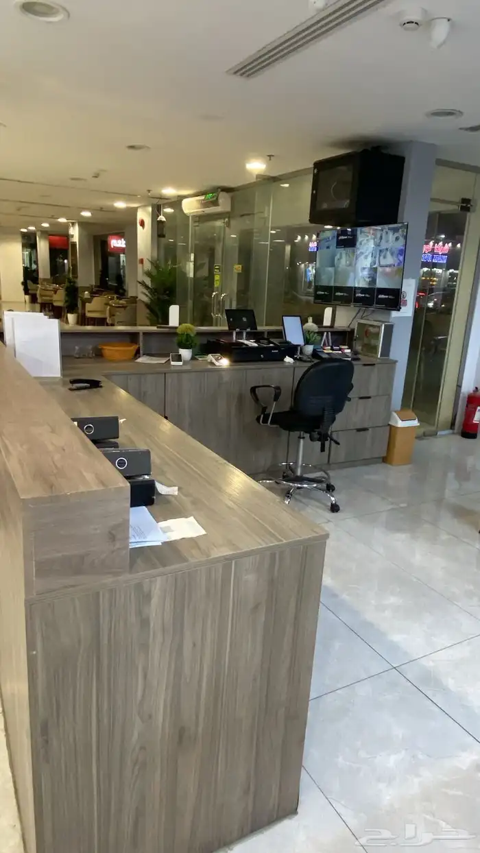 مطعم بكامل معداته 15