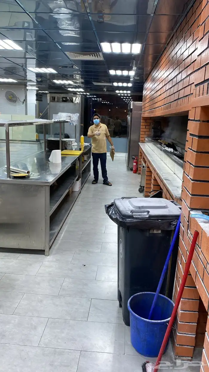 مطعم بكامل معداته 4