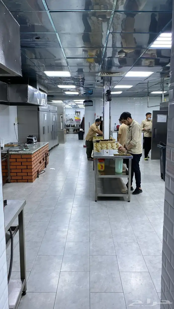 مطعم بكامل معداته 1