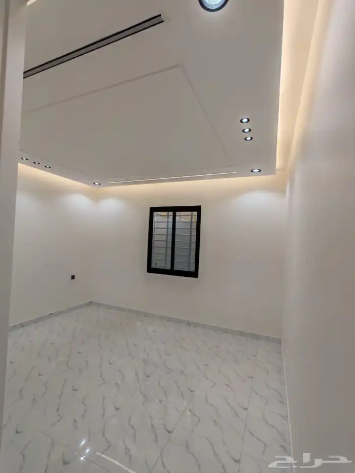 للبيع دور ارضي بحوش مدخل سيارة بسعر 550 الف بالخميس 20