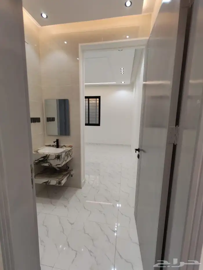 للبيع دور ارضي بحوش مدخل سيارة بسعر 550 الف بالخميس 17