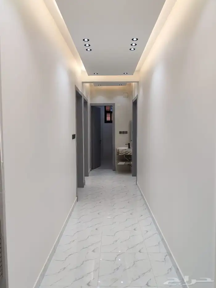 للبيع دور ارضي بحوش مدخل سيارة بسعر 550 الف بالخميس 13