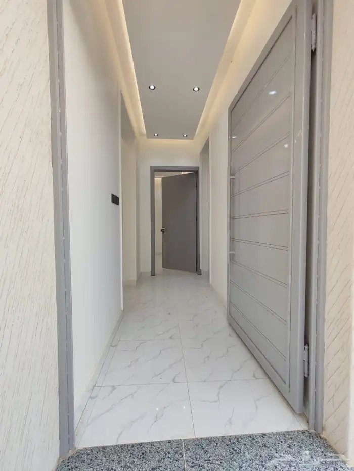 للبيع دور ارضي بحوش مدخل سيارة بسعر 550 الف بالخميس 6