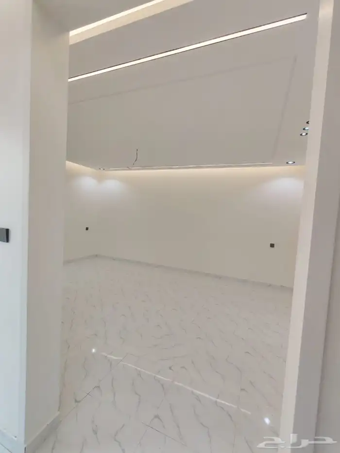 للبيع دور ارضي بحوش مدخل سيارة بسعر 550 الف بالخميس 5