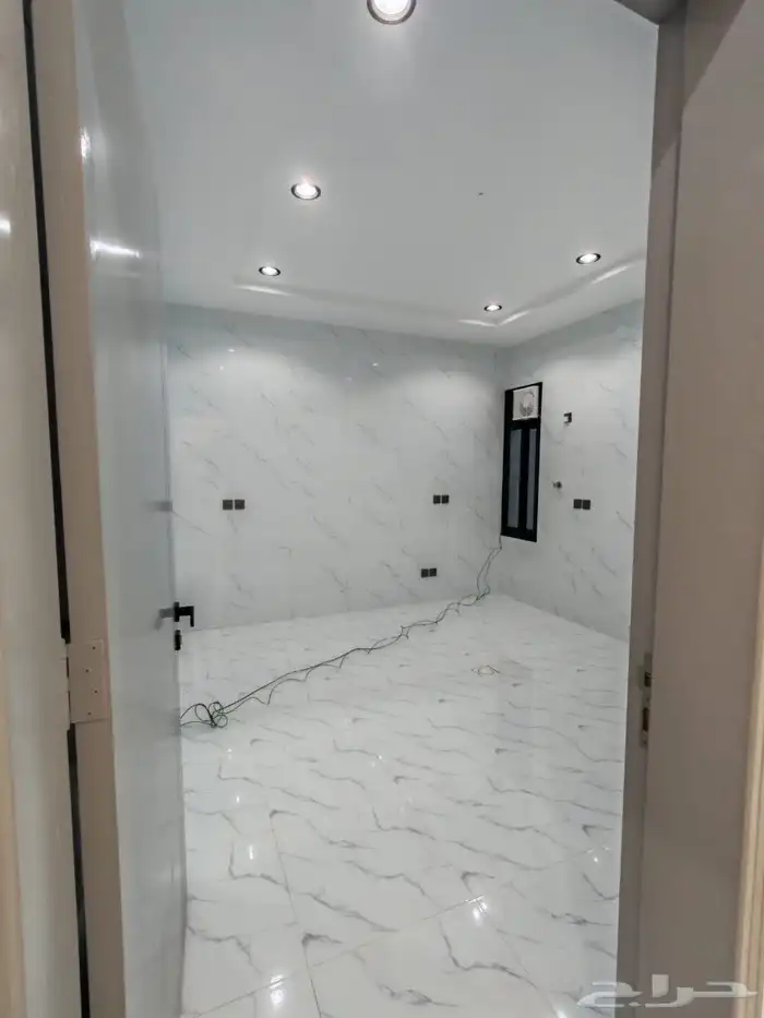 للبيع دور ارضي بحوش مدخل سيارة بسعر 550 الف بالخميس 12