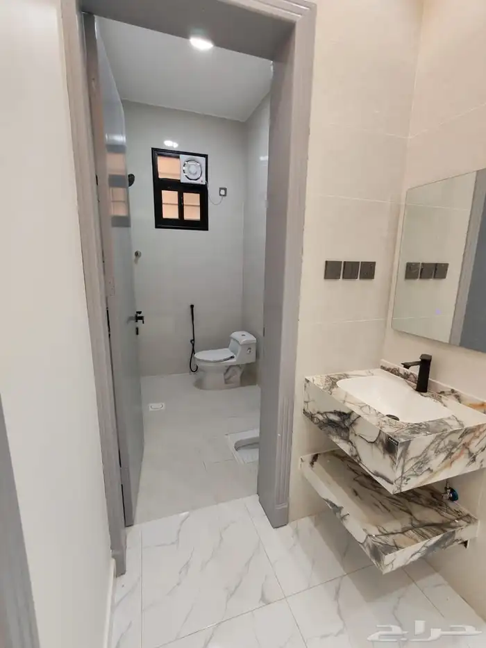 للبيع دور ارضي بحوش مدخل سيارة بسعر 550 الف بالخميس 21