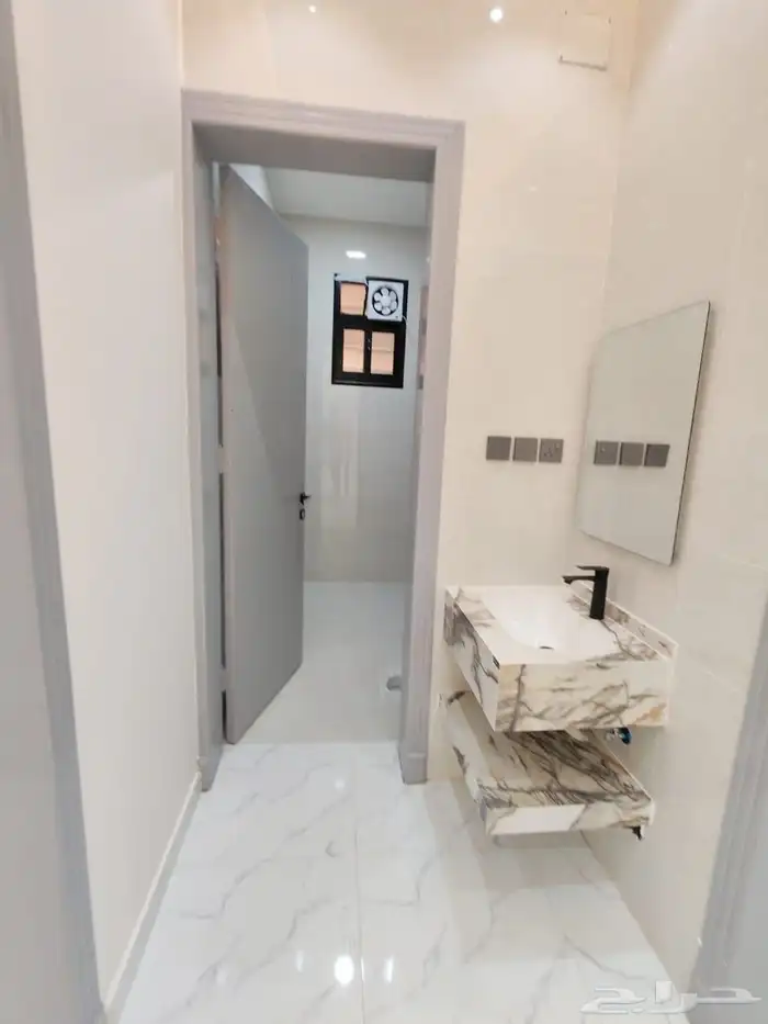 للبيع دور ارضي بحوش مدخل سيارة بسعر 550 الف بالخميس 18