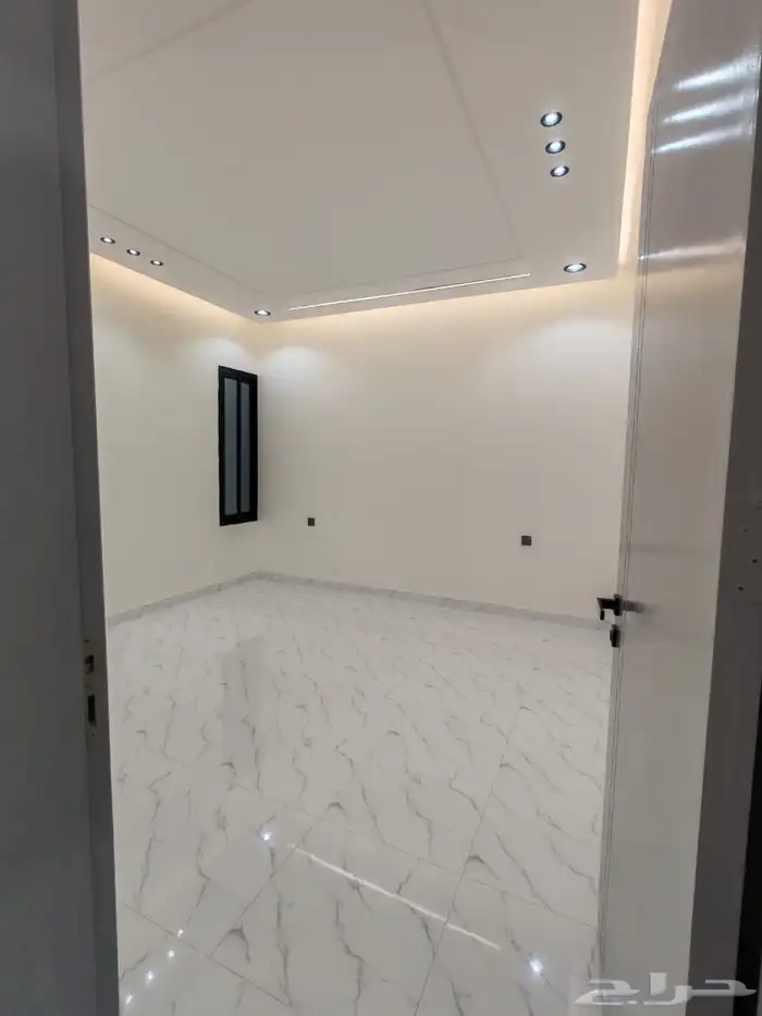 للبيع دور ارضي بحوش مدخل سيارة بسعر 550 الف بالخميس 16