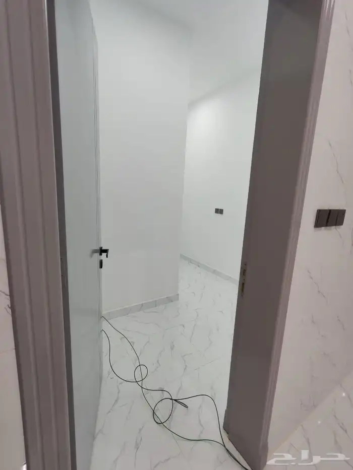 للبيع دور ارضي بحوش مدخل سيارة بسعر 550 الف بالخميس 8