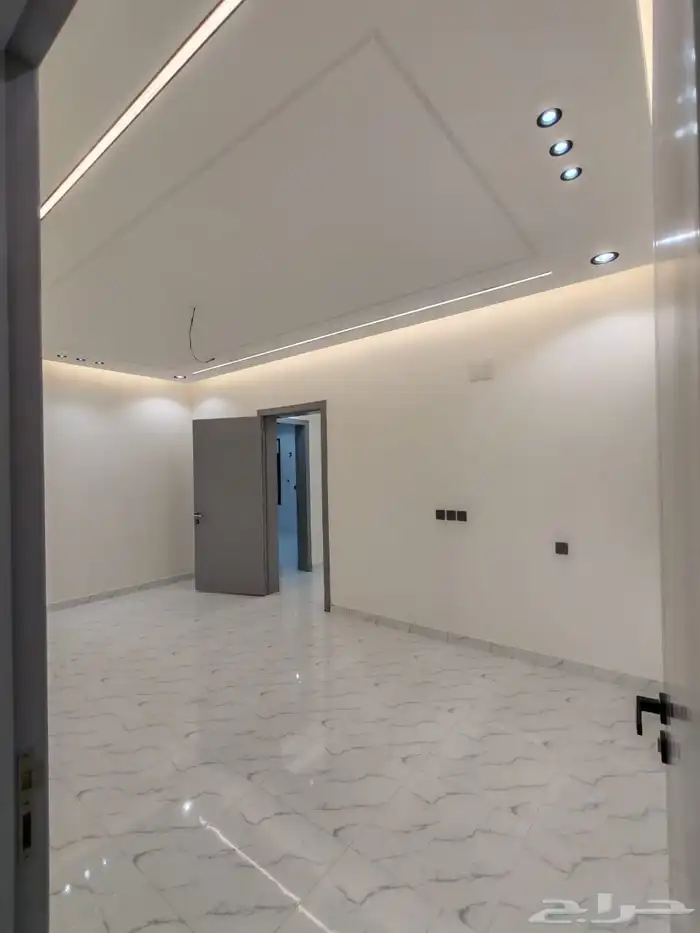 للبيع دور ارضي بحوش مدخل سيارة بسعر 550 الف بالخميس 7