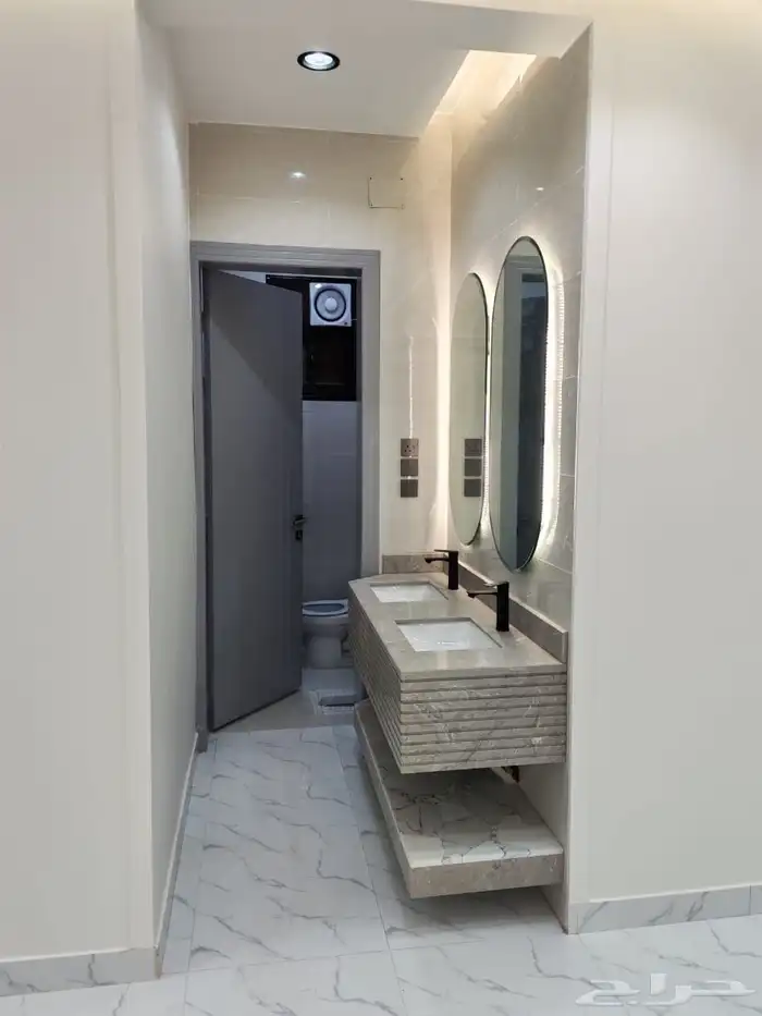 للبيع دور ارضي بحوش مدخل سيارة بسعر 550 الف بالخميس 14