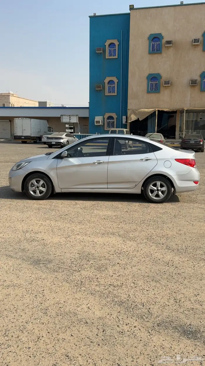 اكسنت موديل 2015 بدي بلد ماعدا رش بسيط في اعلى الشنطه بدون 0