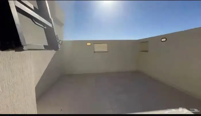 فيلا روف للبيع في حي المطار 21