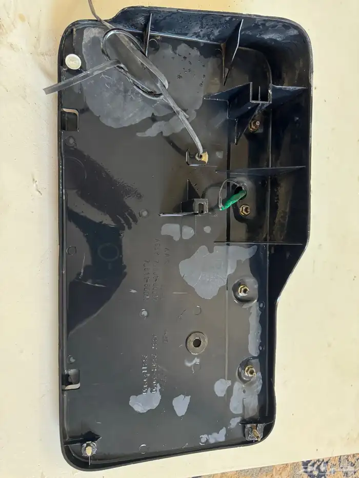 قاعدة لوحه جيب صالون من 97 وتحت شنطه بالوسط نظيفه اصليه 5