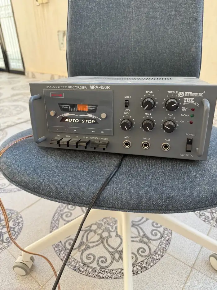 مكبر صوت مع مسجل قديم 2