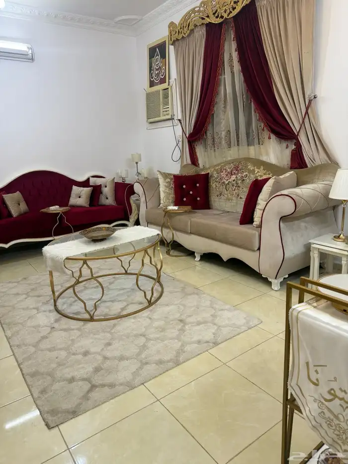 كنب شبه جديد مع الستاره والطاولات والسجاد 0