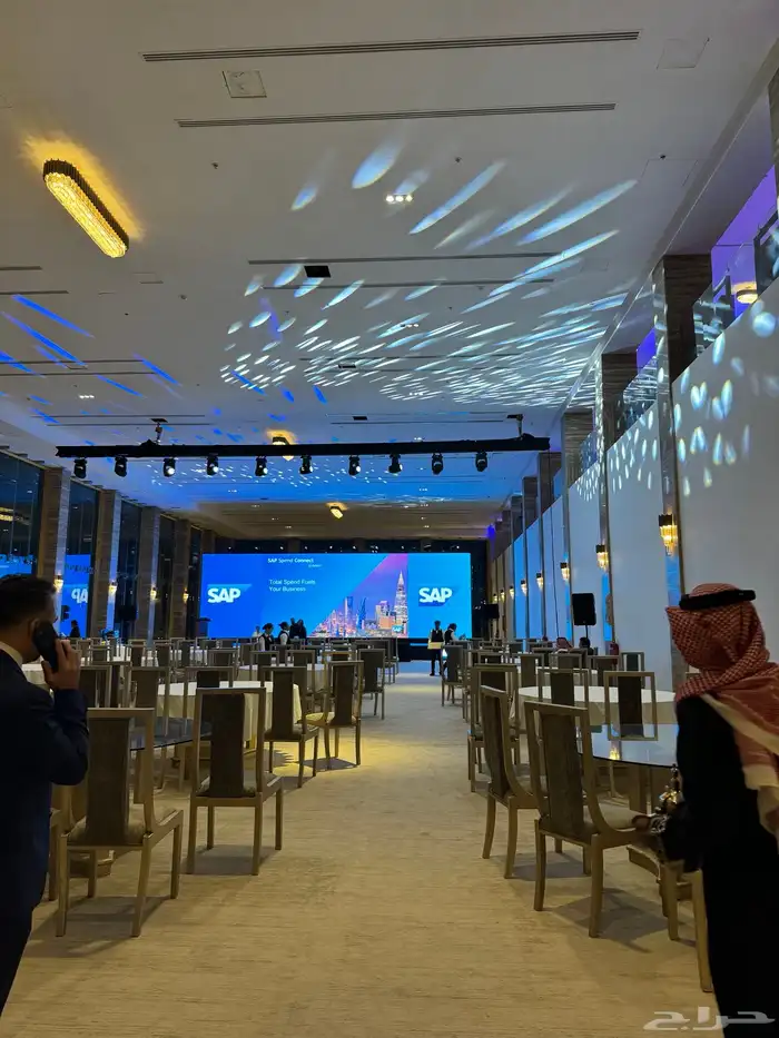 شاشات  بوثات  صوتيات  إضاءات  ستيج 12