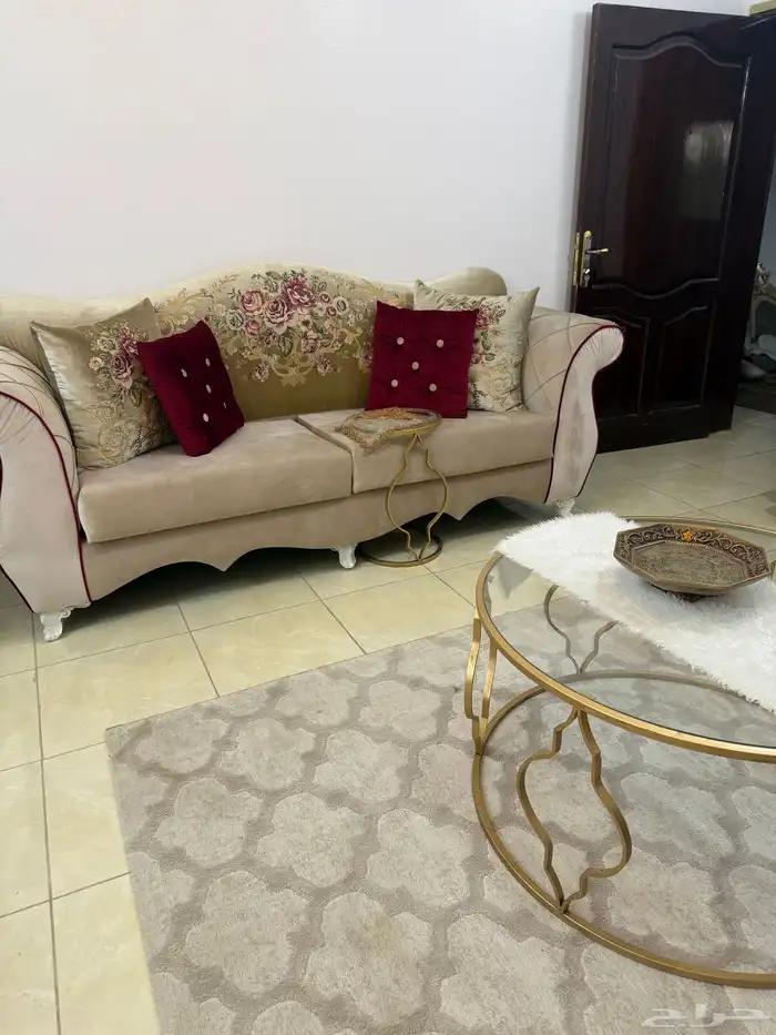 كنب شبه جديد مع الستاره والطاولات والسجاد 2