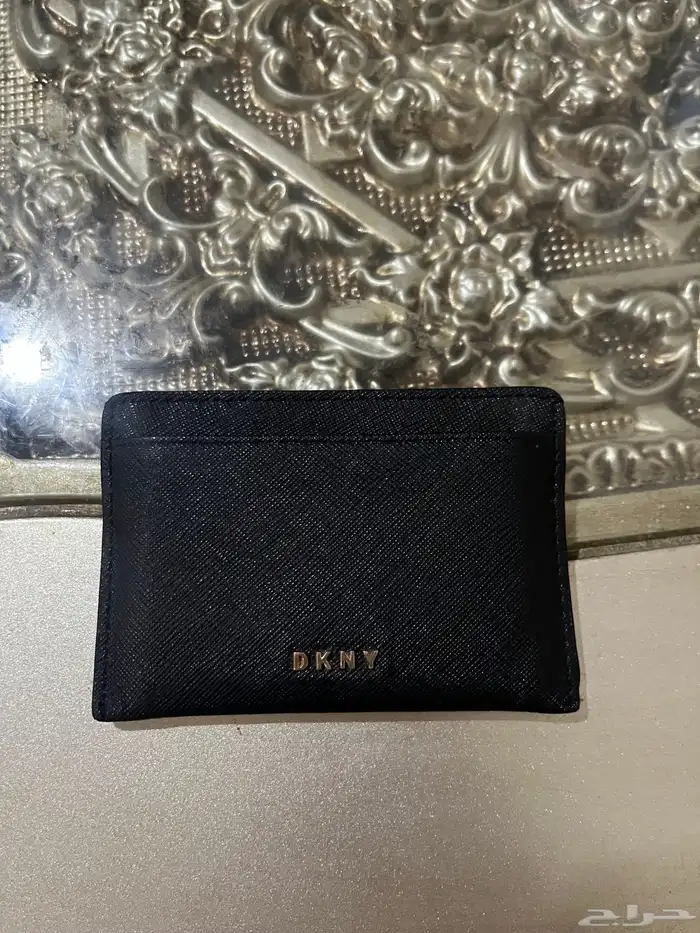محفظة من DKNY 2