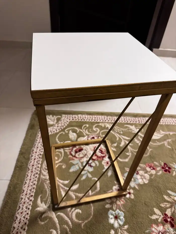 طاولات للبيع 0