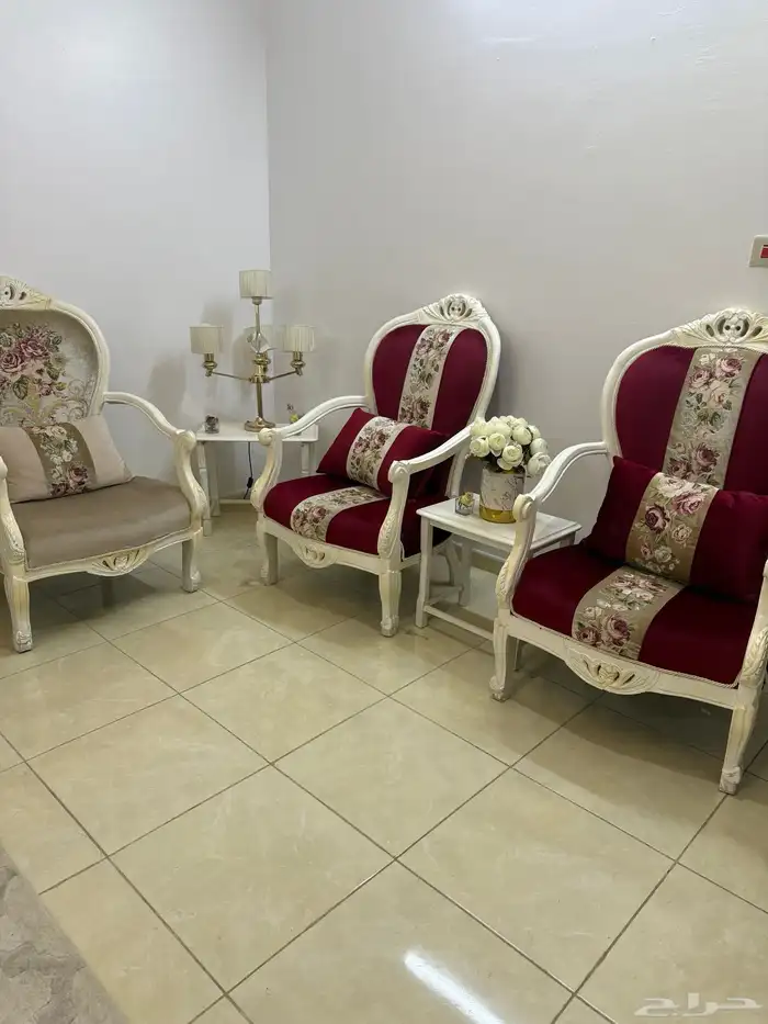 كنب شبه جديد مع الستاره والطاولات والسجاد 1