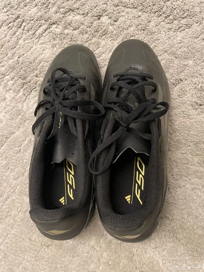 حذاء كرة قدم adidas اصلي من الفالح نوع عشب صناعي f50 2