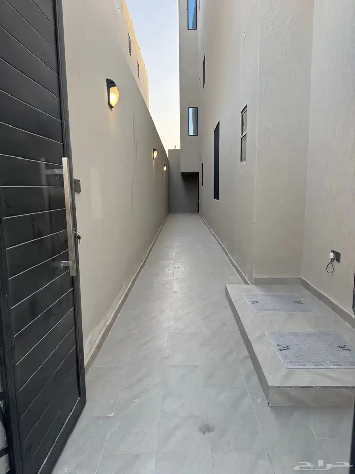 فيلا سكنية دور ارضي وثلاث شقق للبيع 2