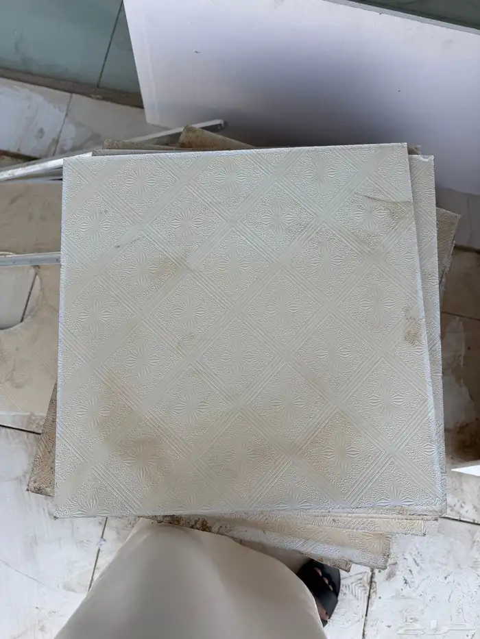مربعات سقف مستعار 0