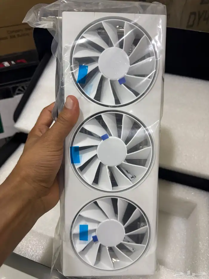 RX 9070 OC النسخة البيضاء 1